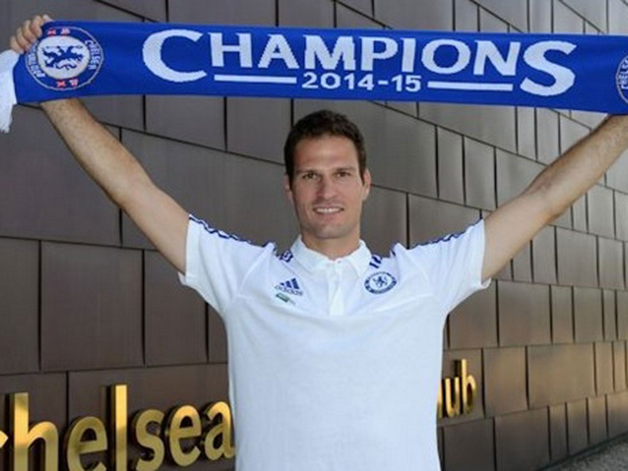 Asmir Begovic holds the Chelsea scarf
