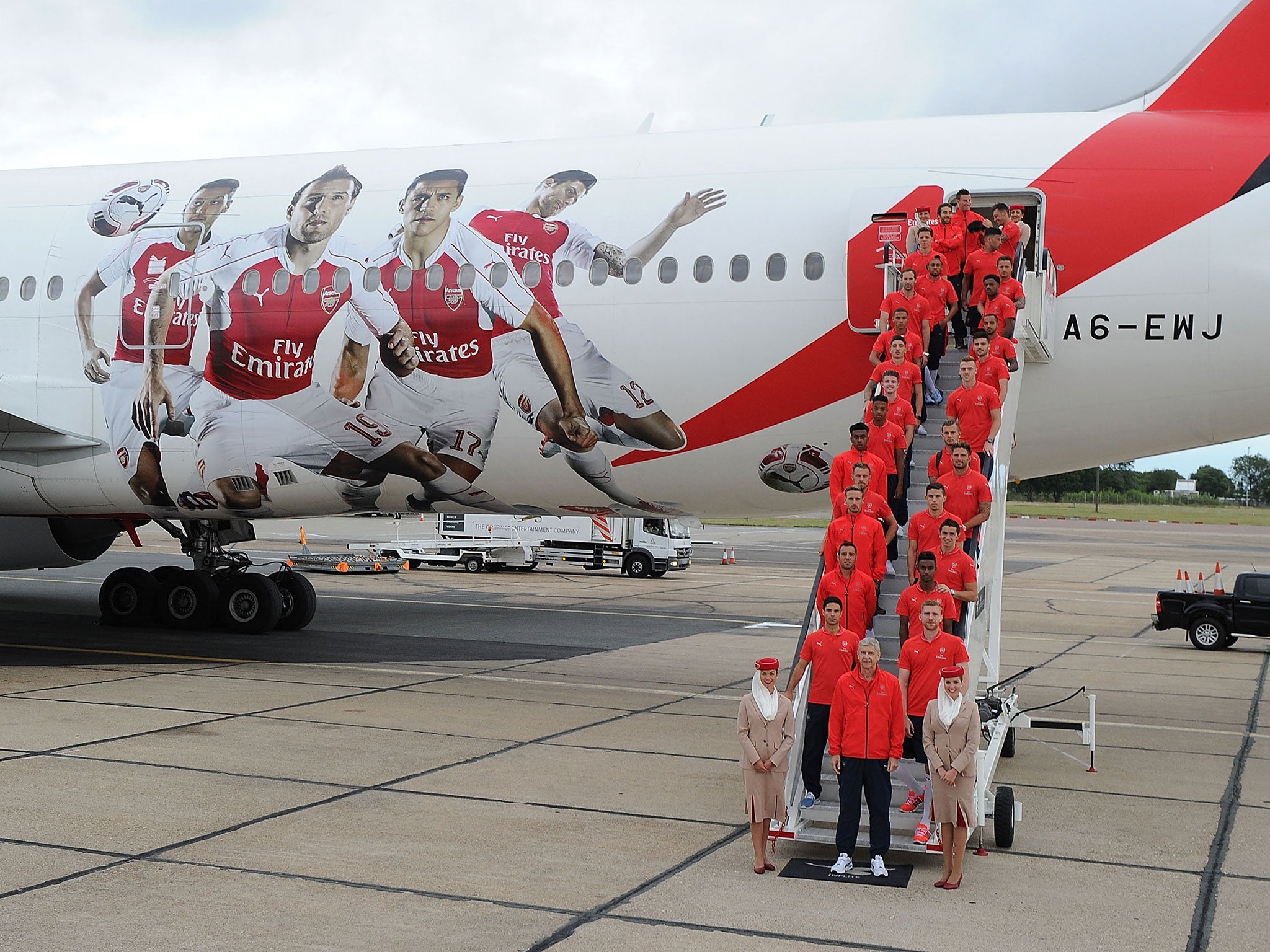 The Arsenal squad and their Arsenal plane