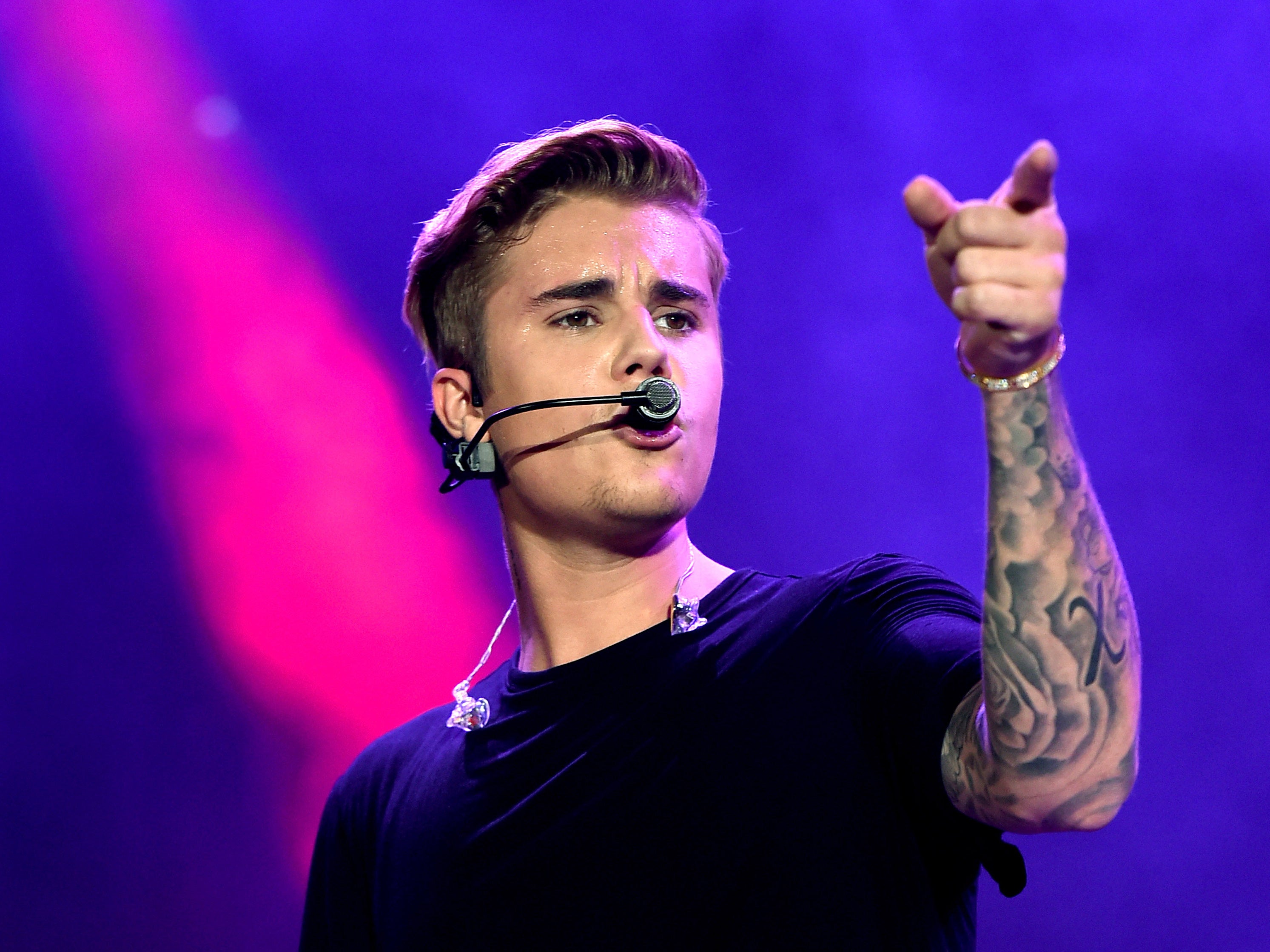 Justin Bieber stops performance of 'What Do You Mean' because fans start clapping out ...