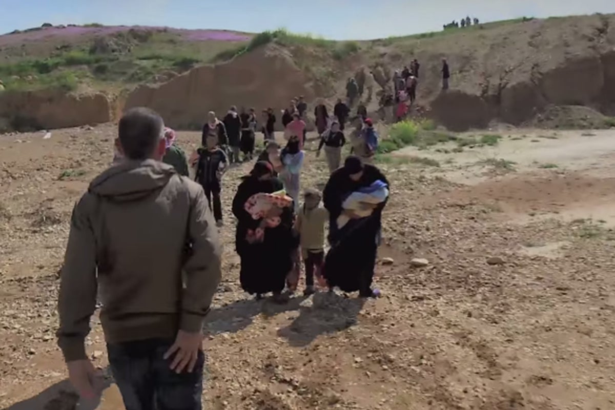 Watch the moment 34 women and children managed to escape from Isis ...