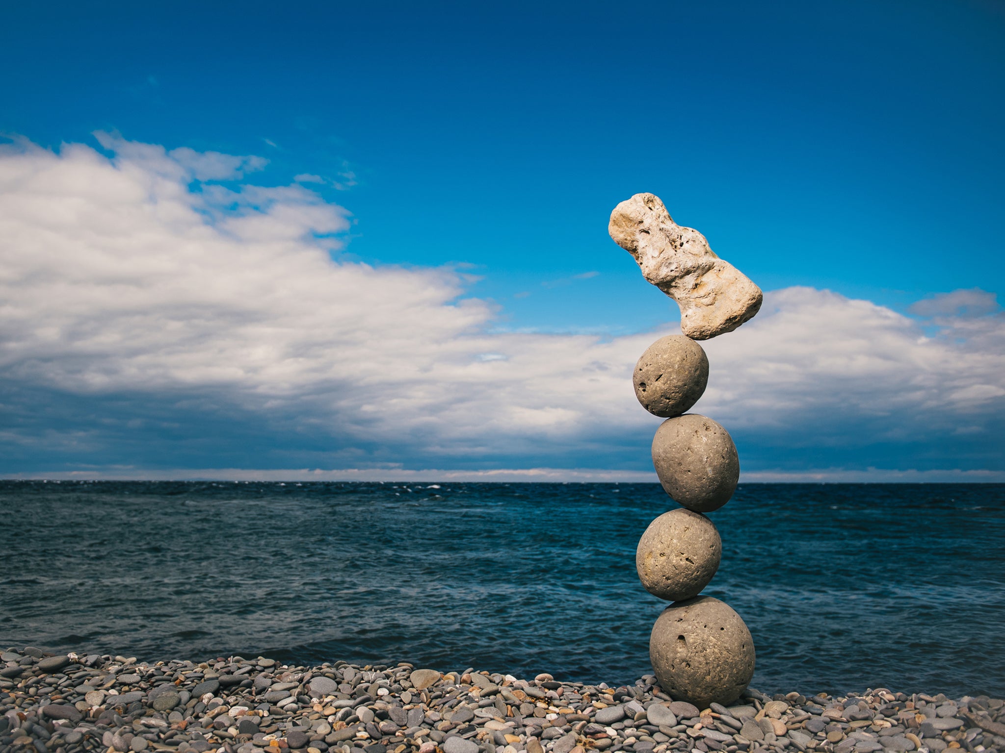 Равновесие фото. Камни равновесие. Балансирующие камни. Скульптура из камня. Камень на Камне равновесие.