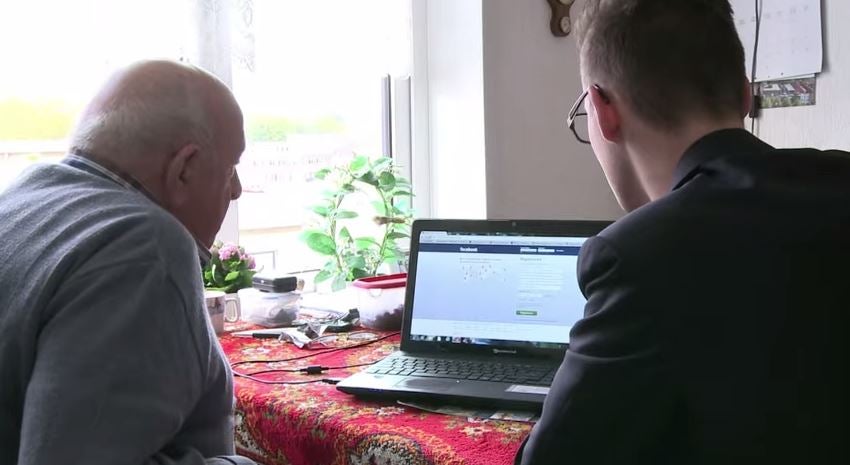 19-year-old Jurriën introduces 85-year-old Anton to the world of Facebook (via YouTube)