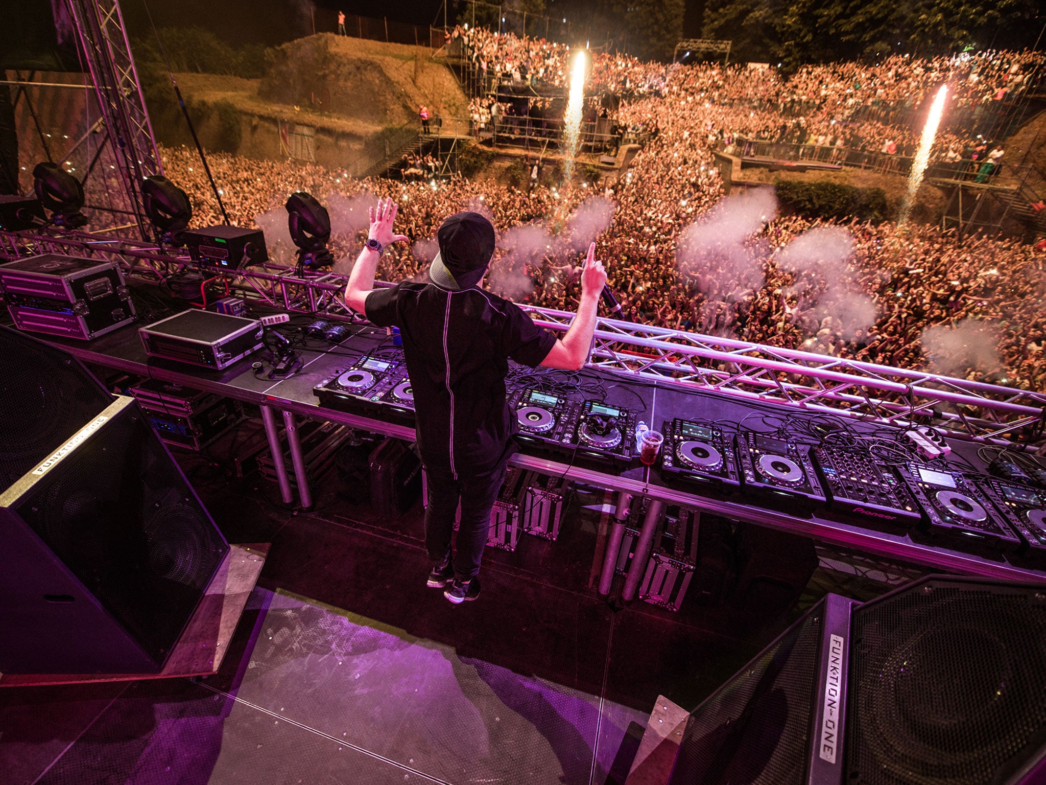 Hardwell playing the Dance Arena