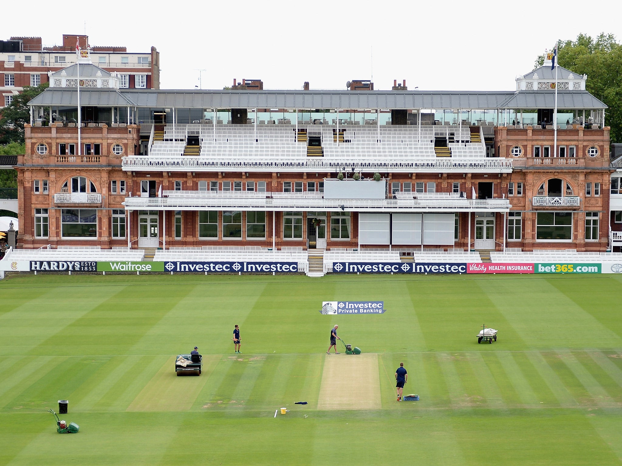 Final preparations are made to the Lord's pitch ahead of the second Ashes Test