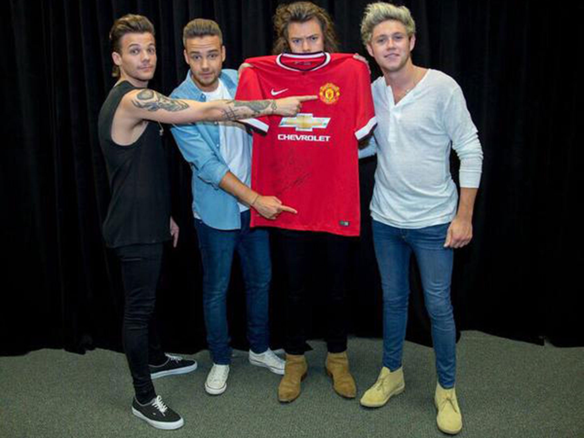 One Direction pose with a Manchester United shirt