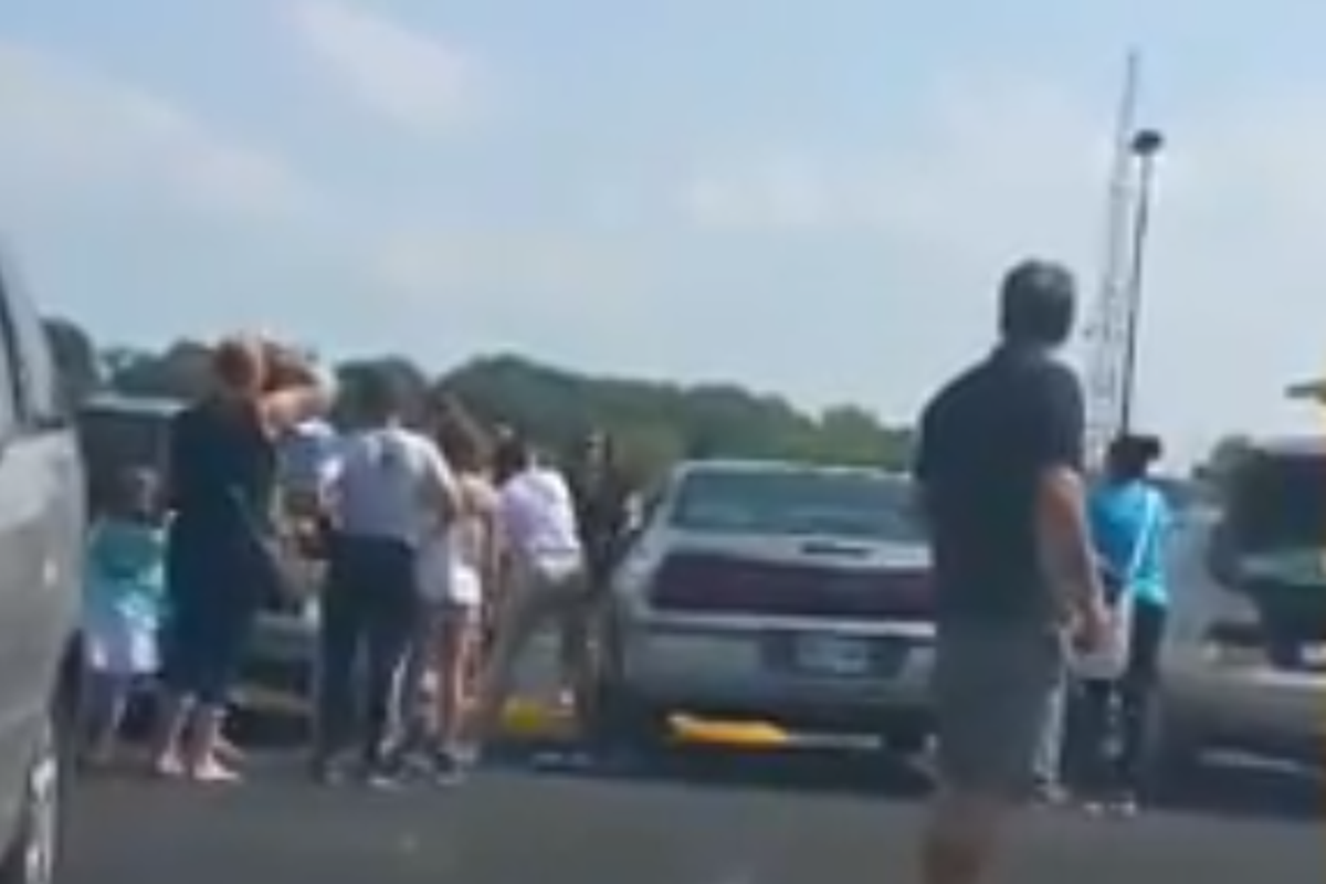 Woman breaks car window to rescue child trapped in 43C heat | The ...