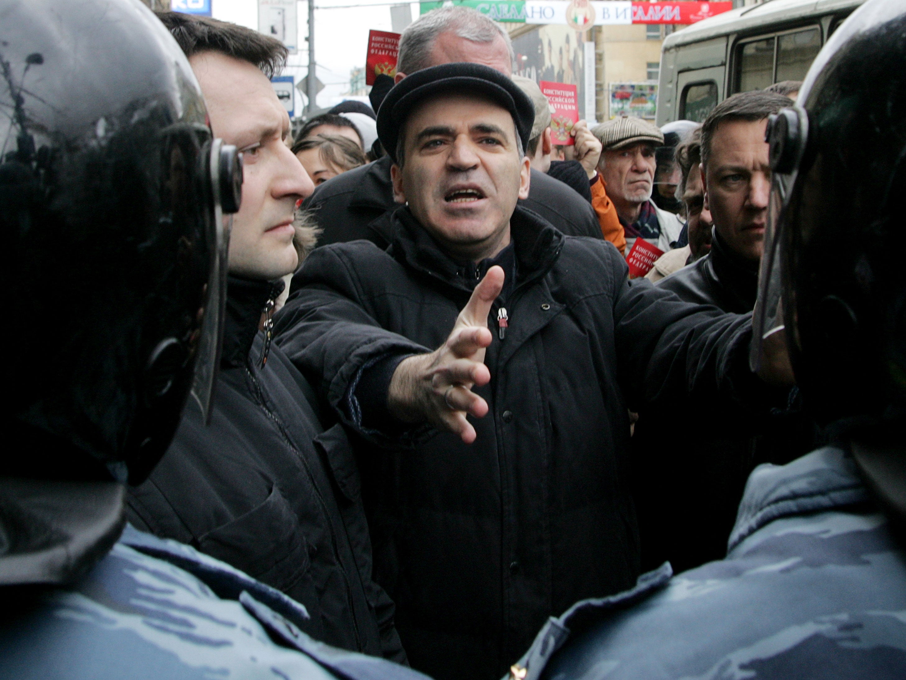 Garry Kasparov gestures to riot police at an anti-Putin march in Moscow in 2007