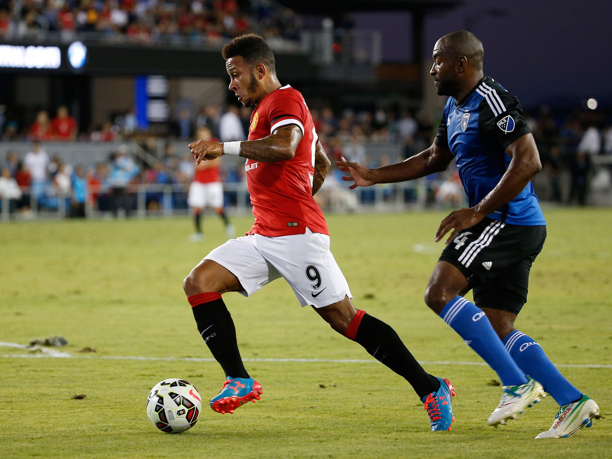 Memphis Depay heads towards goal