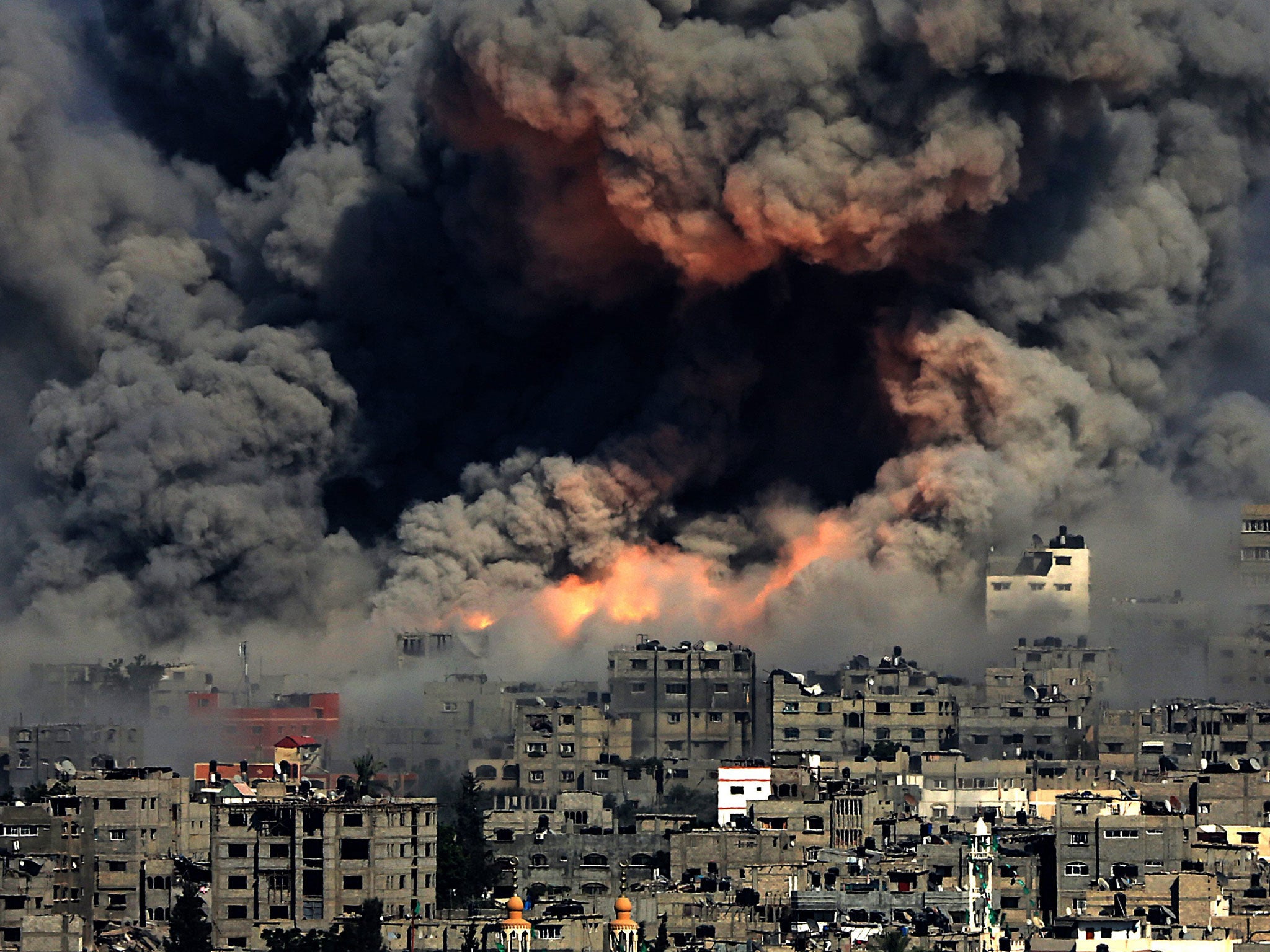 Smoke rises from Tuffah neighbourhood after Israeli air strikes in the east of Gaza City, 29 July 2014