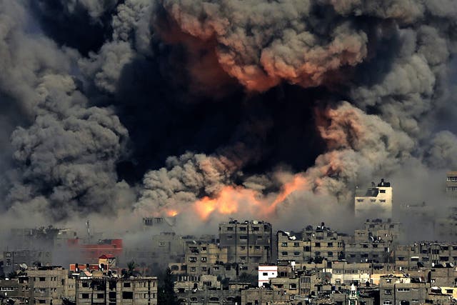 Smoke rises from Tuffah neighbourhood after Israeli air strikes in the east of Gaza City, 29 July 2014