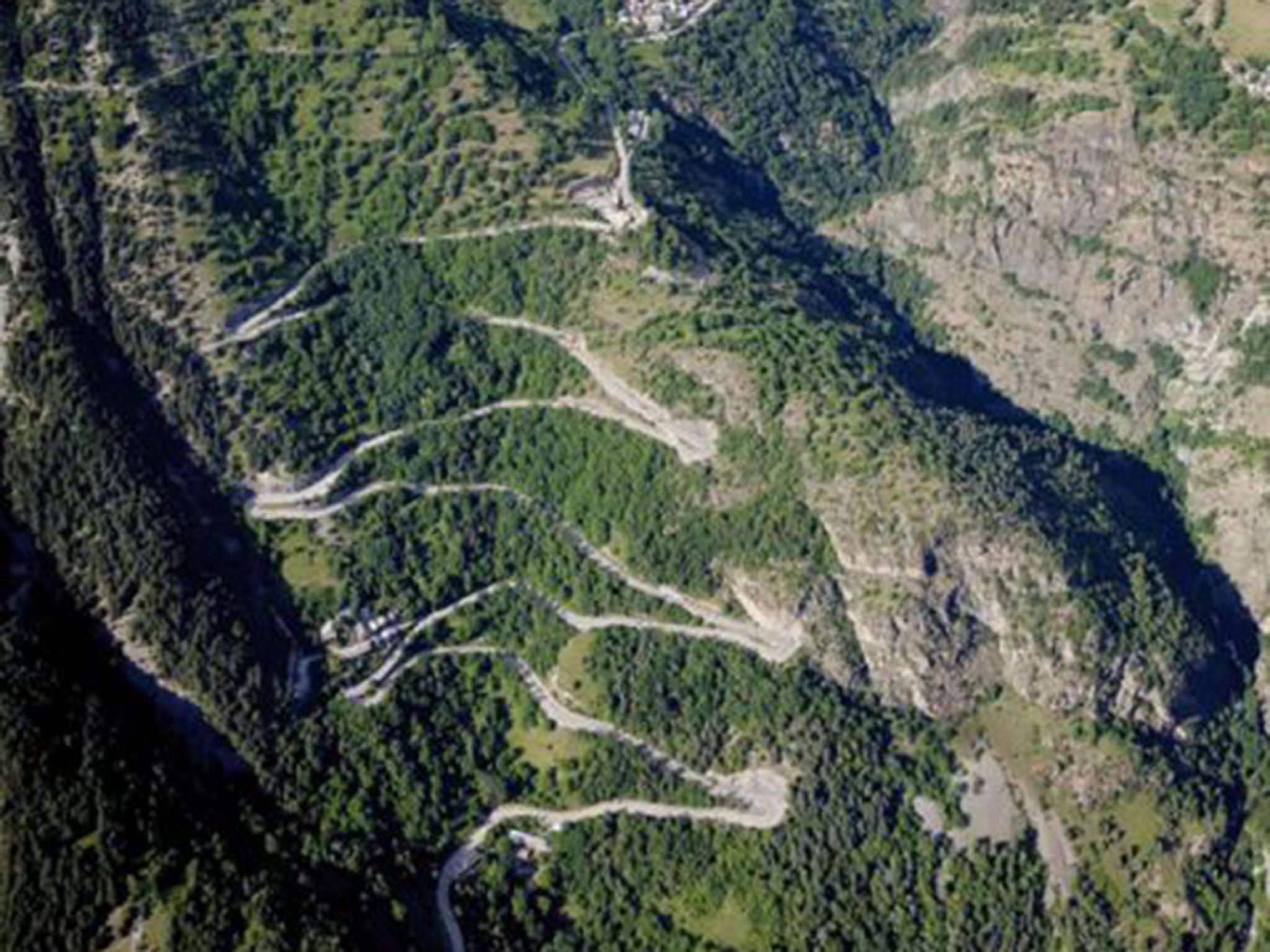 An aerial view of the intimidating climb that is Alpe d’Huez