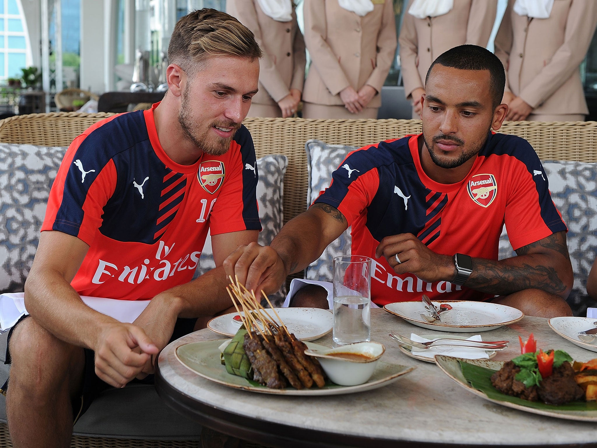 Ramsey and Walcott tuck into the local delicacy in Singapore