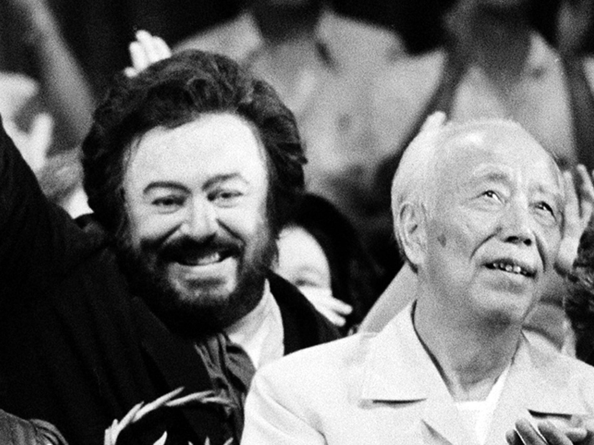 Wan, right, in 1986 with Luciano Pavarotti after a production of ‘La Bohème’ in Beijing