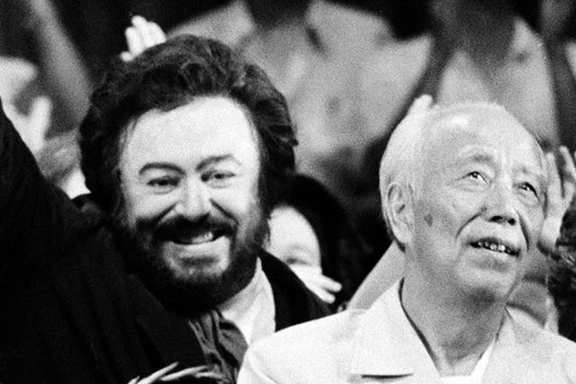 Wan, right, in 1986 with Luciano Pavarotti after a production of ‘La Bohème’ in Beijing