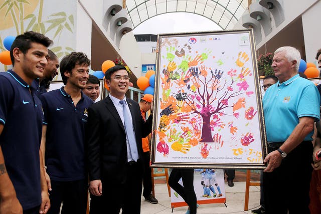 Manchester City players Marcos Lopes and David Silva join Saigon-Hanoi Bank general director Nguyen Van Le and City ambassador Mike Summerbee at a promotional event in Hanoi