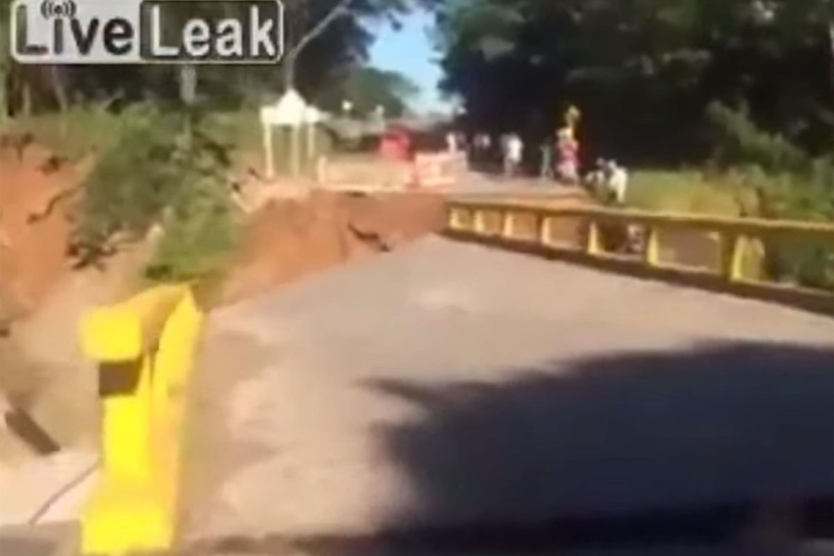Video shows bridge collapsing into water seconds after people run ...