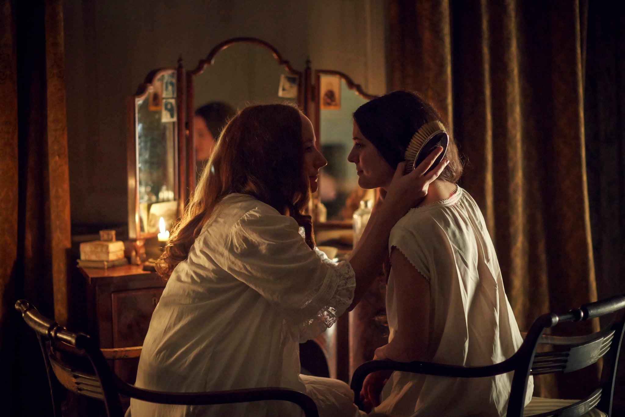Virgina Woolf (Lydia Leonard) and Vanessa Bell (Phoebe Fox) as Stephens sisters