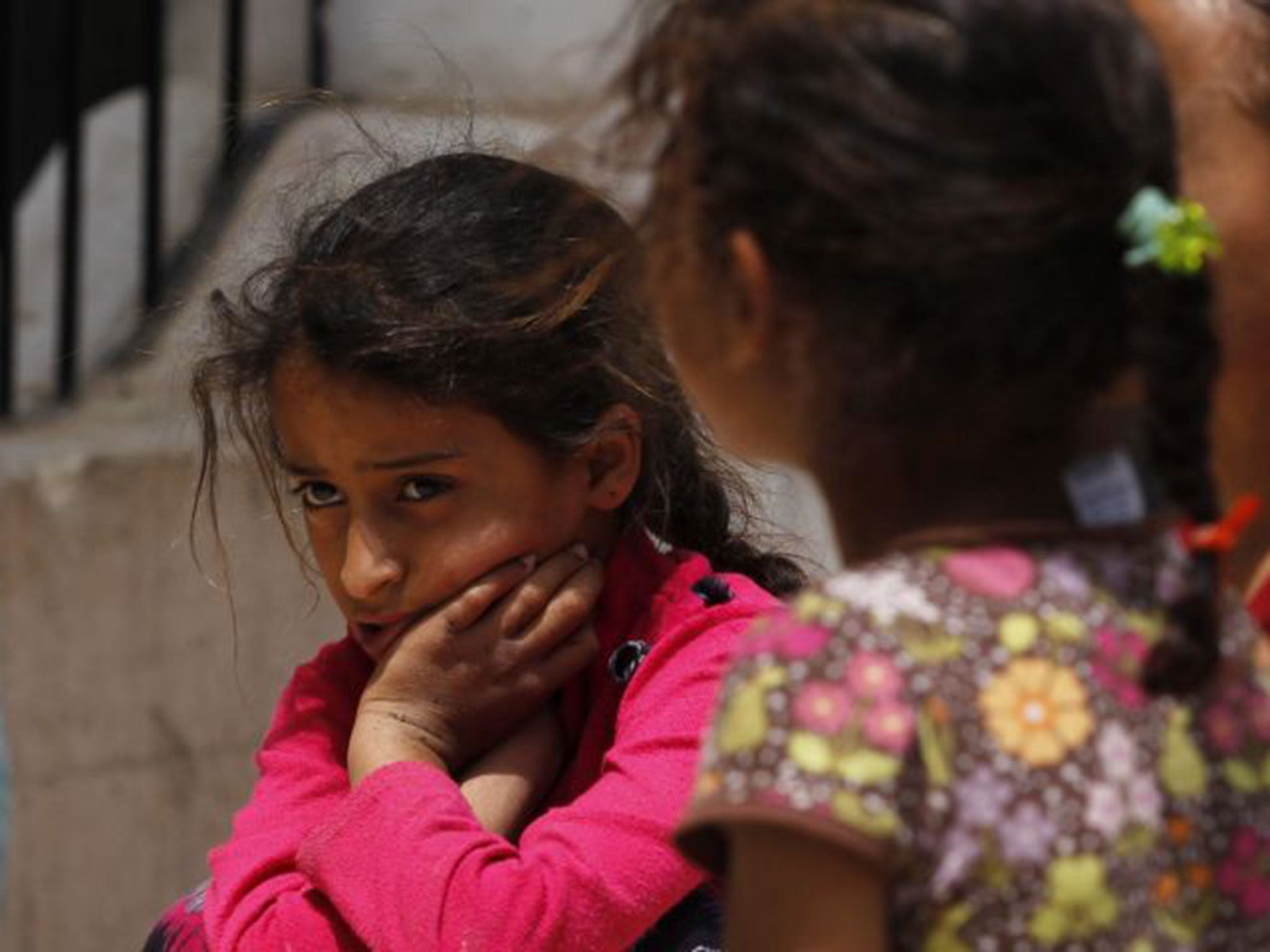 Displaced Yemeni children gather at a shelter inside a school turned temporary evacuation center in Sana'a, Yemen, 26 July 2015