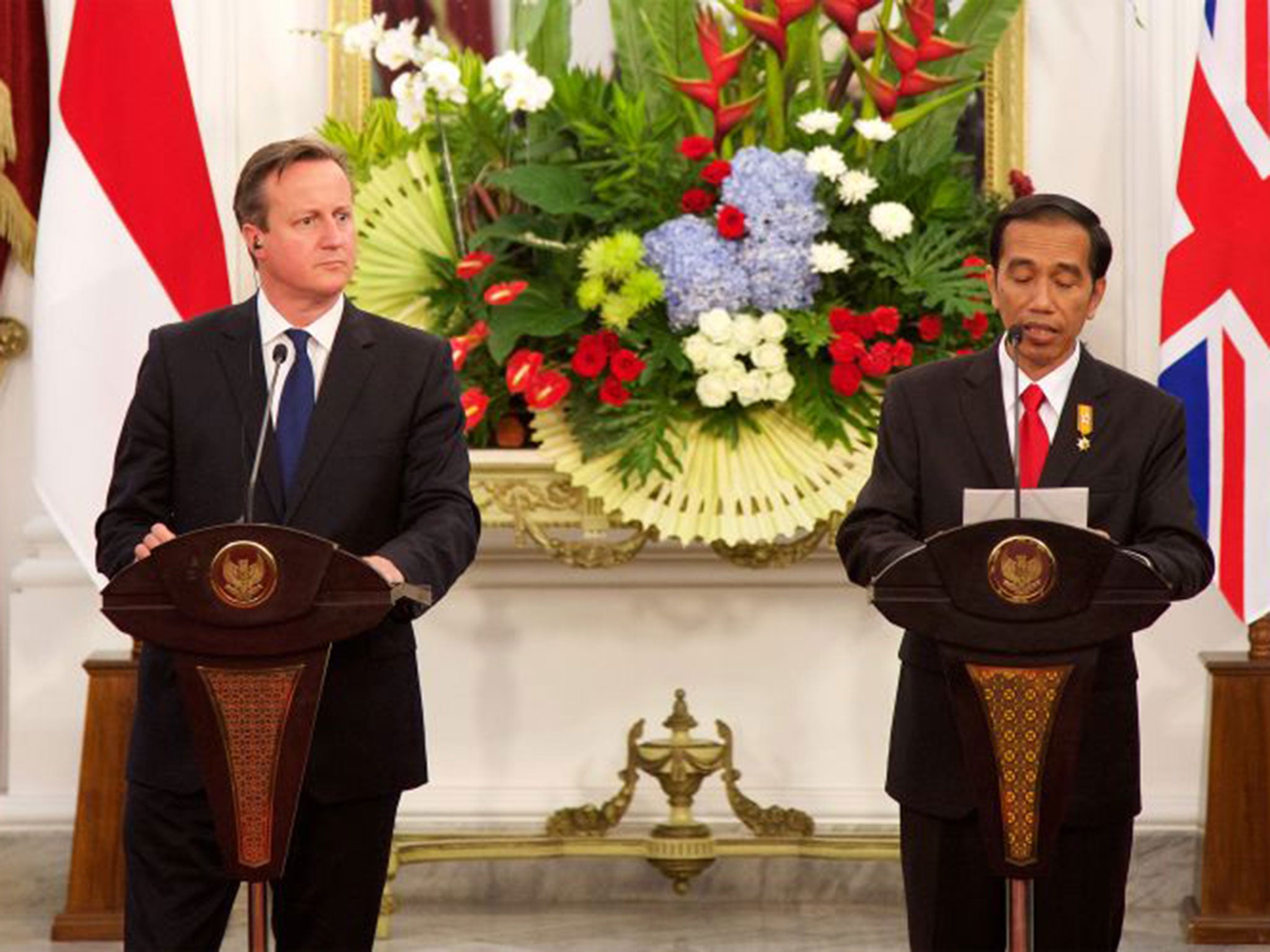 Cameron (L) and President Joko Widodo, speak at a joint briefing after the signing of several memorandums