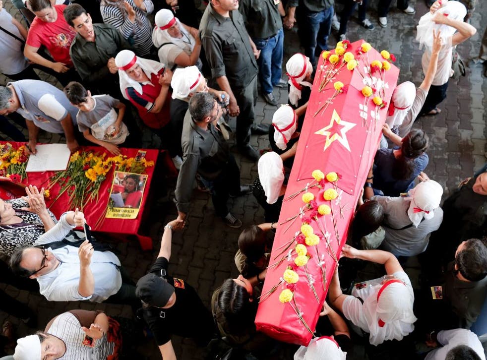 Protesters carry the coffin of Gunay Ozarslan, who was killed by Turkish police at an anti-terror operation, during the funeral in Istanbul, turkey, 27 July 2015.