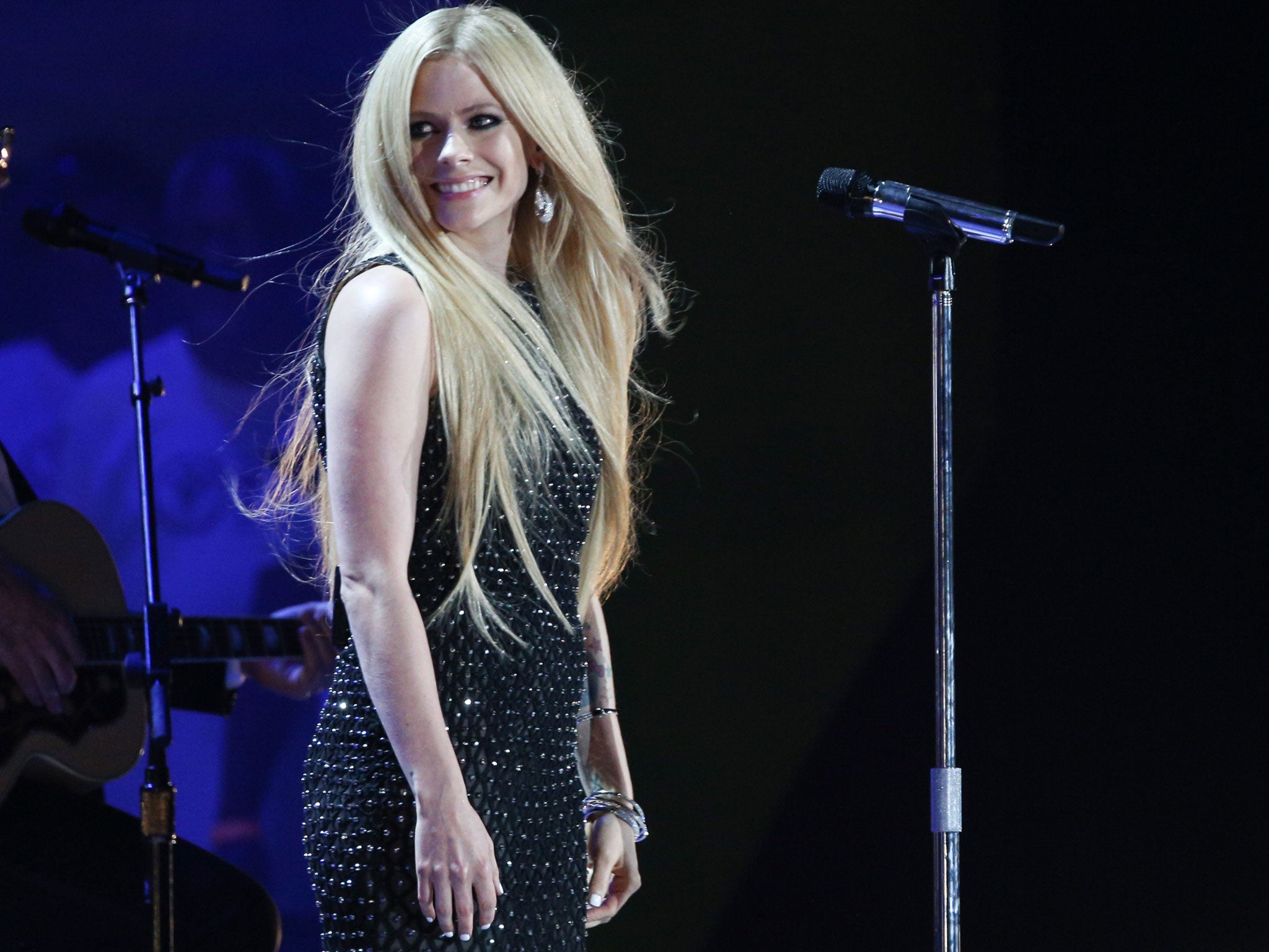 Avril Lavigne Lyme Disease Singer Performs For First Time In A Year At 