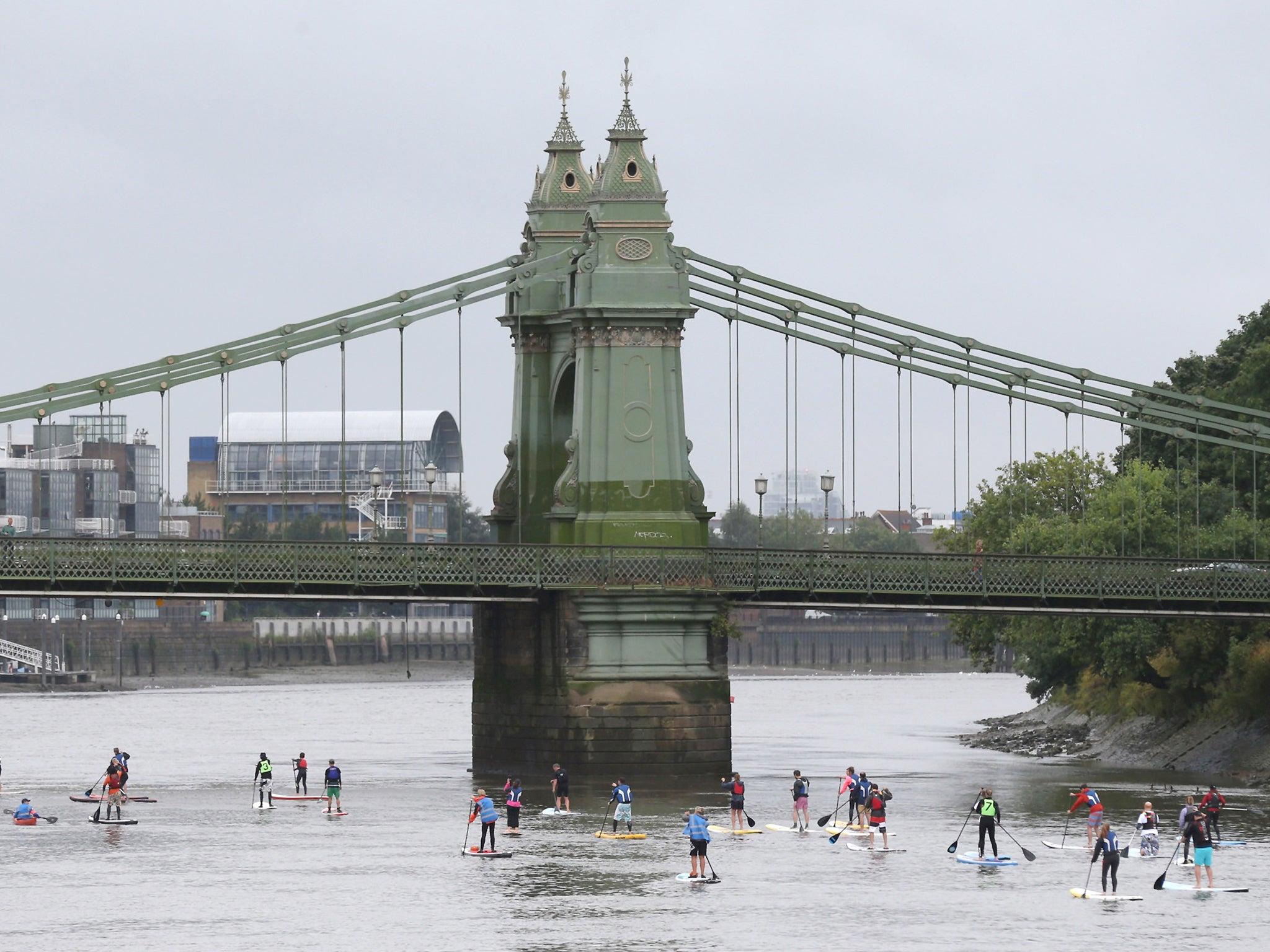 Heatwave: Hammersmith Bridge fully closed following safety concerns thumbnail