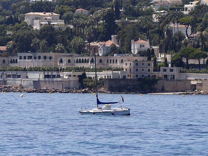 It has been reported that female police officers have been turned away from King Salman's beach at his villa in Vallauris