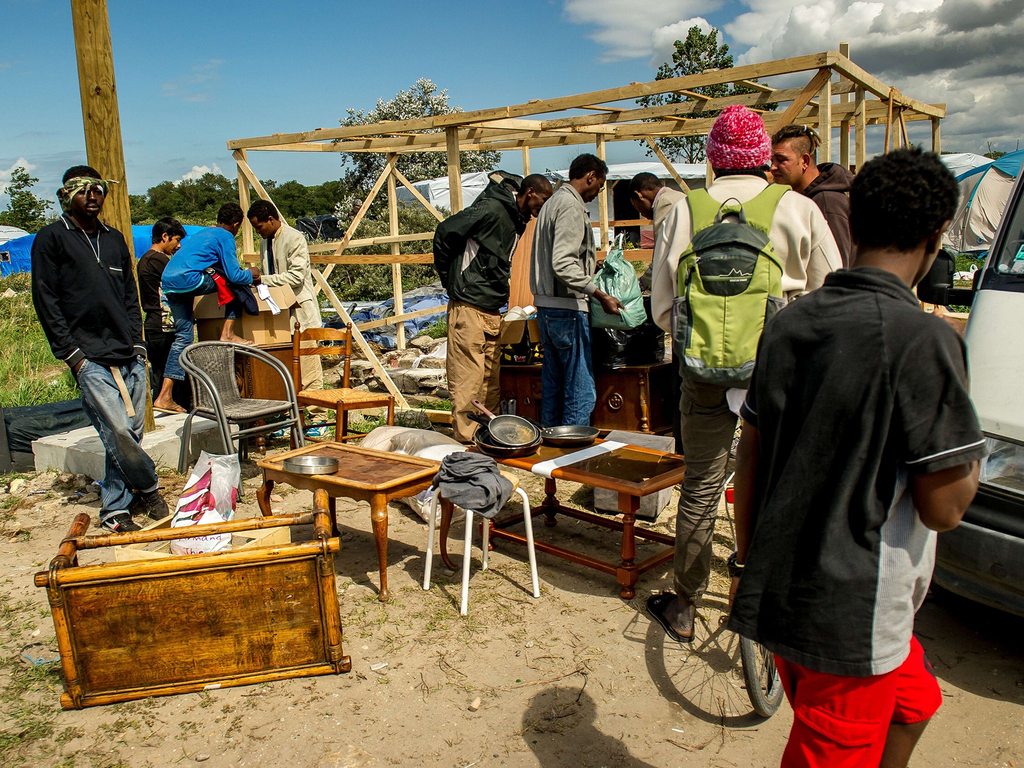 Migrants build a makeshift shelter