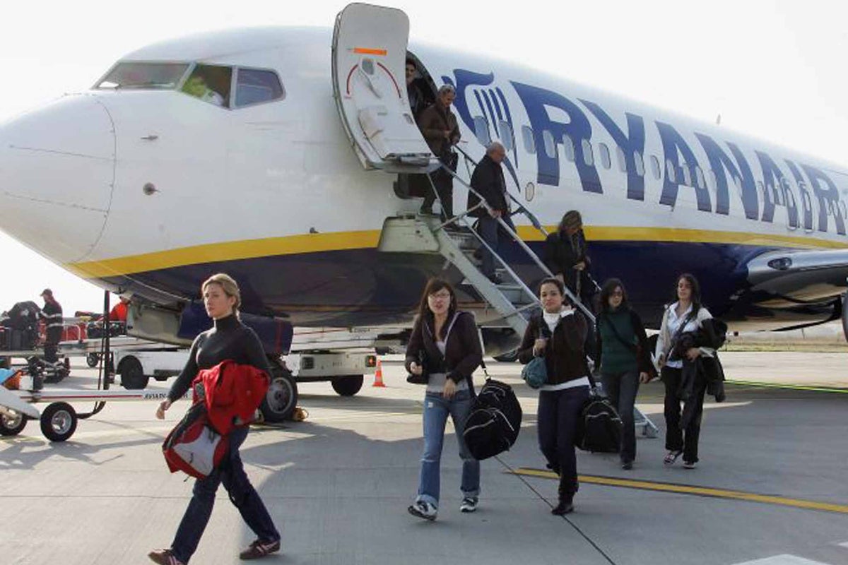 Ryanair looks to increase staff bonus for spotting oversized bags