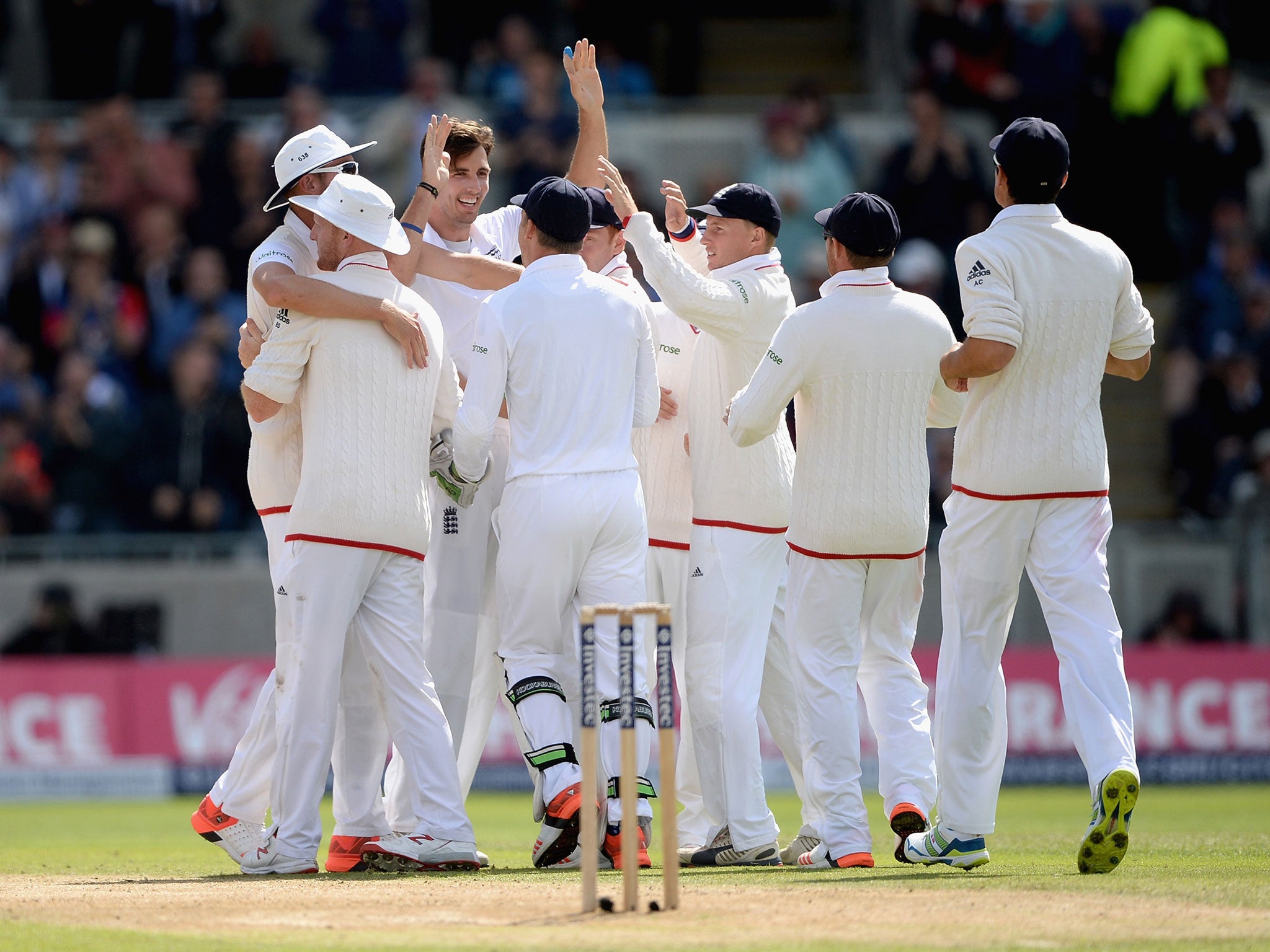 England players celebrate with Steve Finn (without cap) after his wicket of Steve Smith