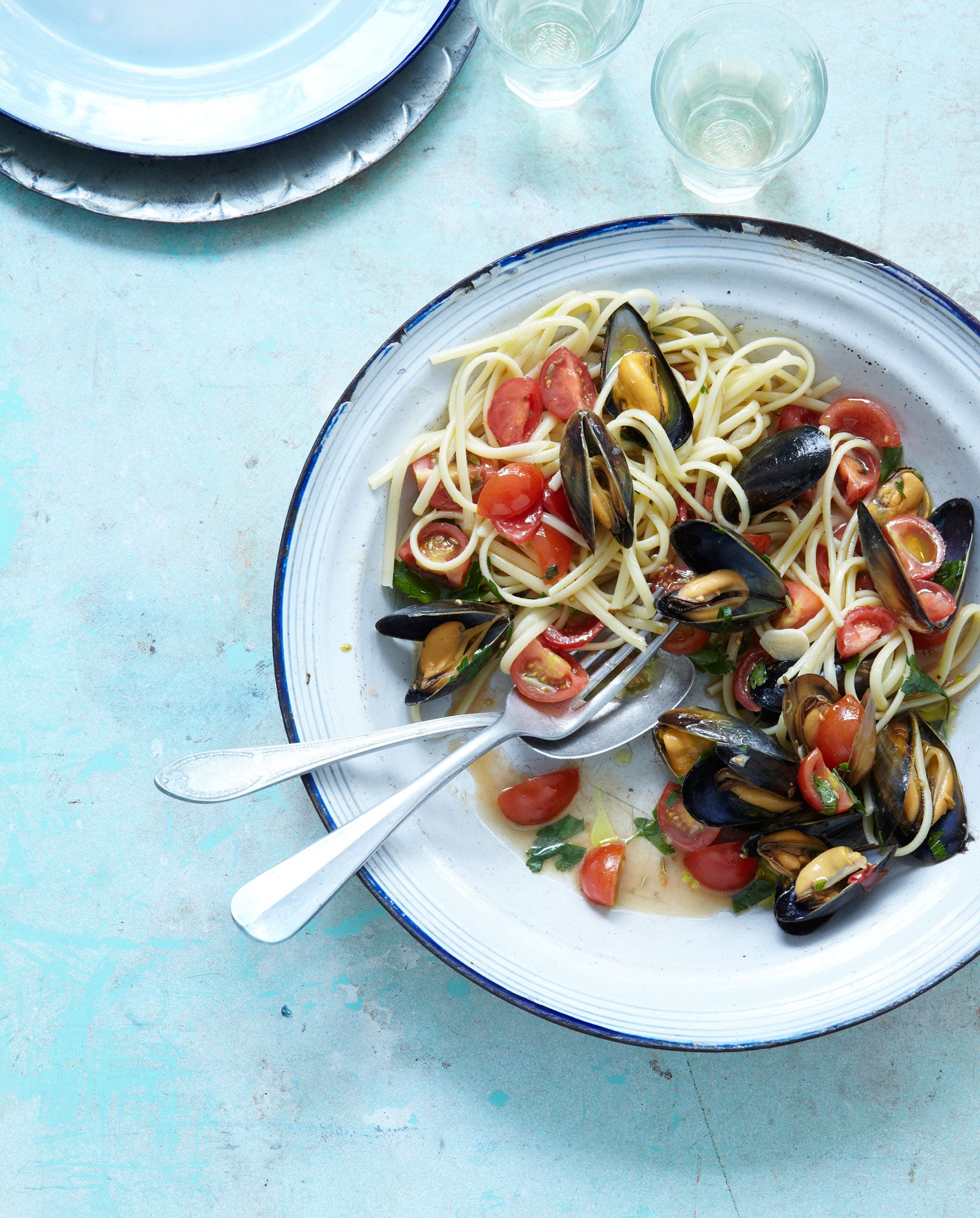 Linguine with mussels and fresh tomatoes