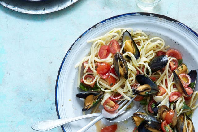Linguine with mussels and fresh tomatoes