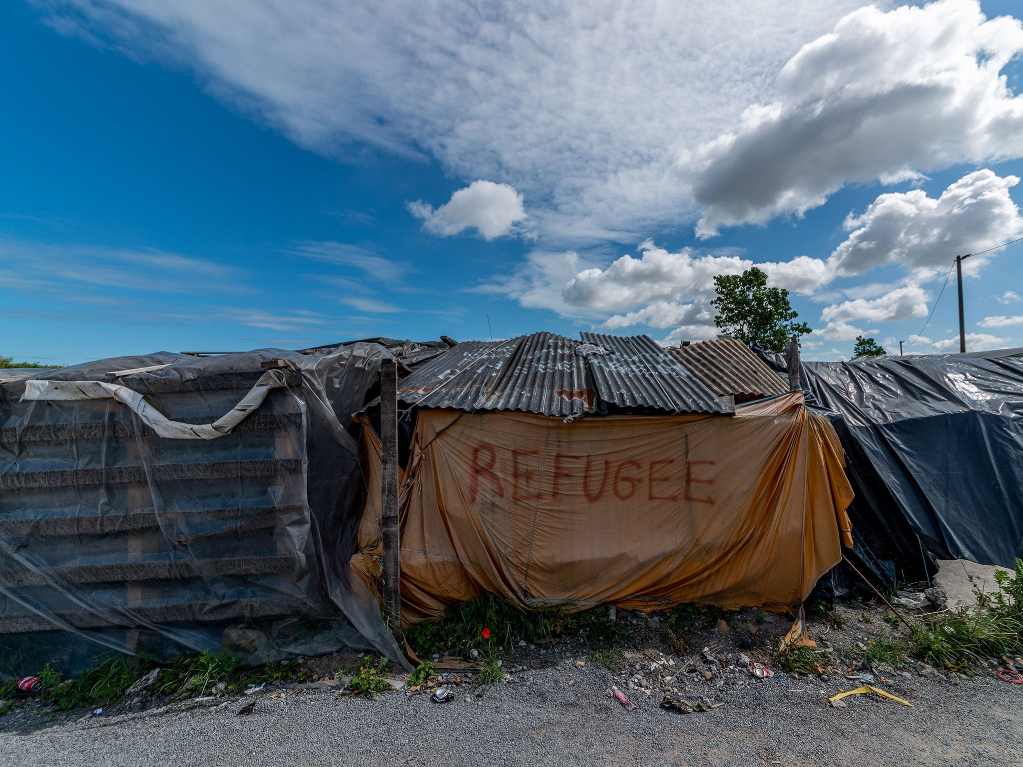 Refugees erect make-shift homes at Calais