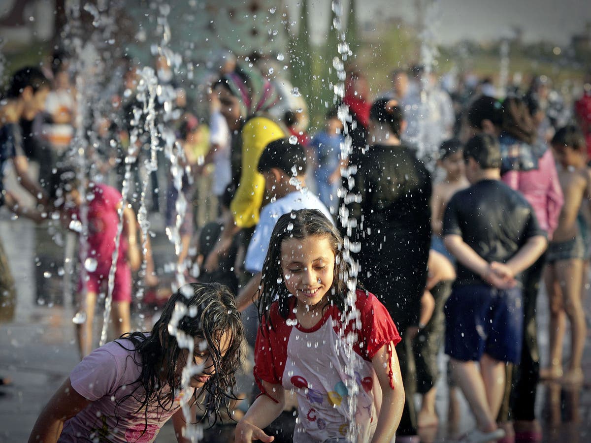 Iranian city Bandar Mahshahr hits 'incredible' temperature of 43C