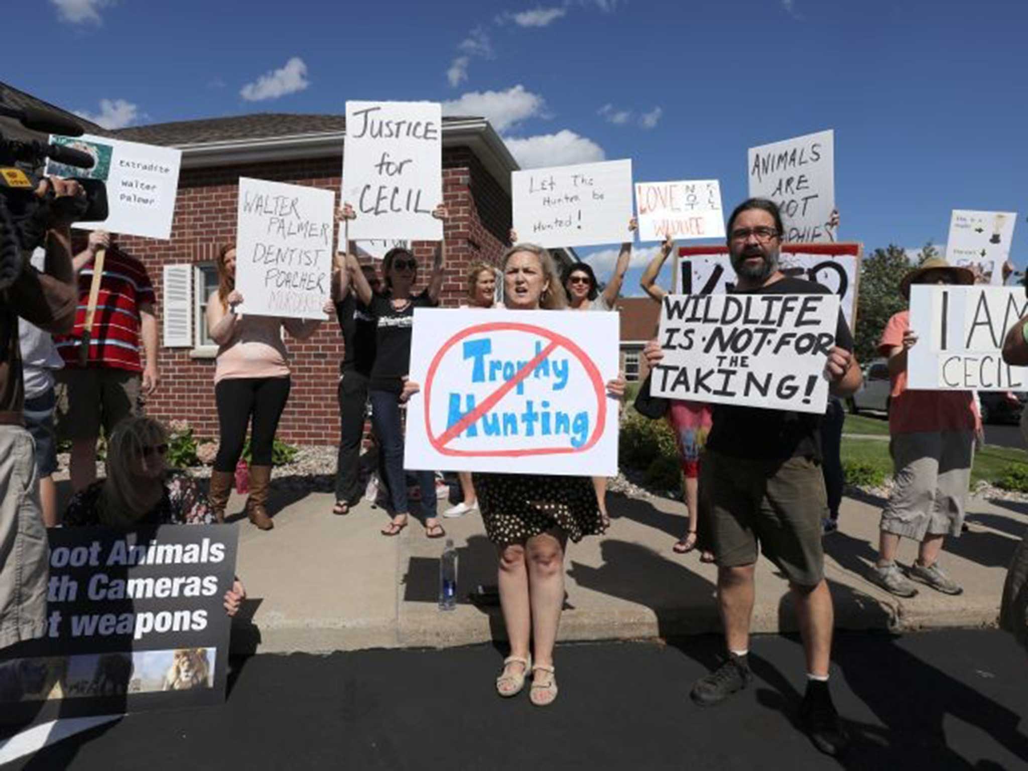 Protesters outside Walter Palmer's practise in Minnesota