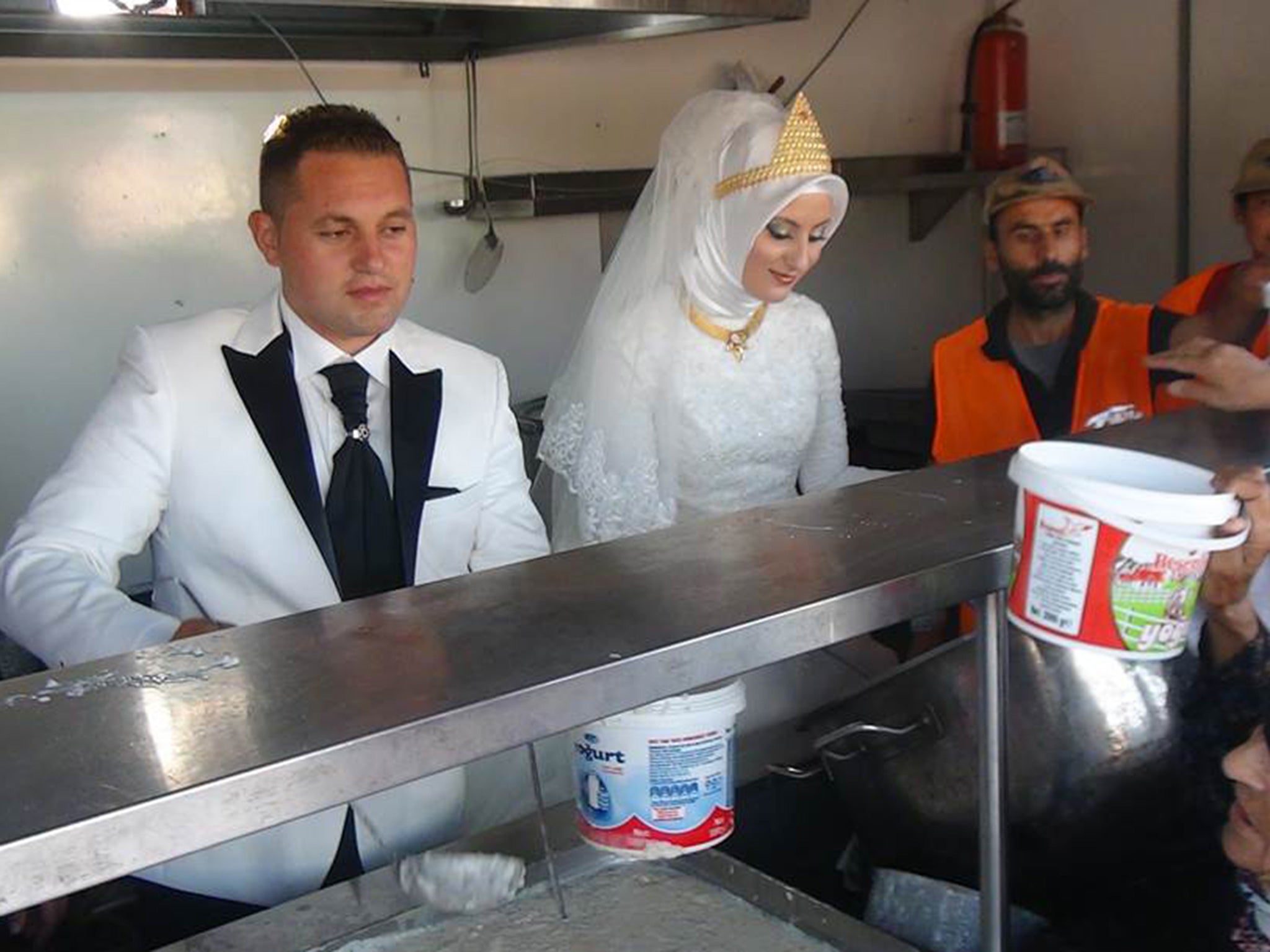 Turkish wedding video Husband and wife share wedding feast with 4,000 Syrian refugees The Independent The Independent