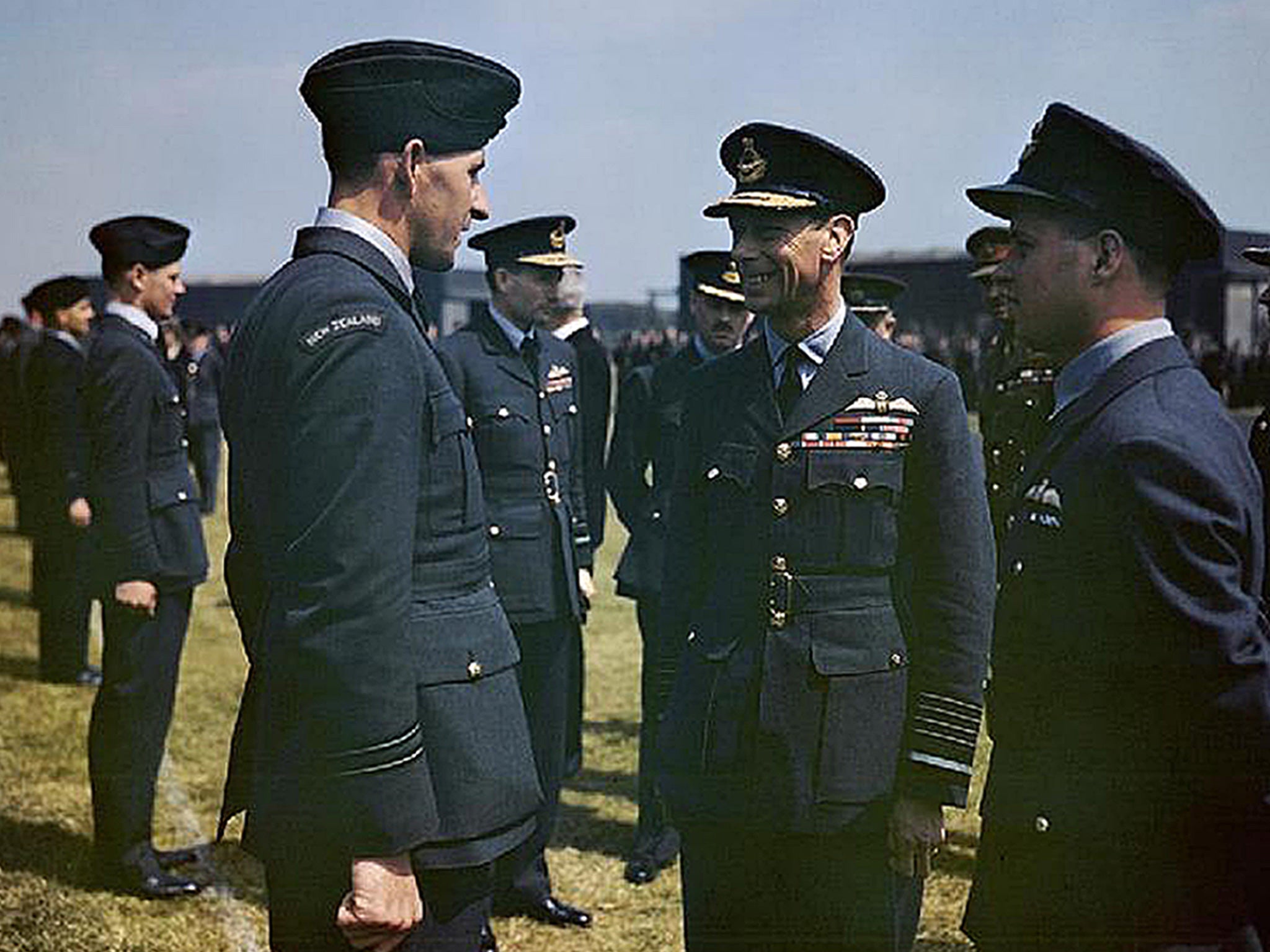 King George VI (centre) talking to Squadron Leader Les Munro (left) - Mr Munro has died aged 96