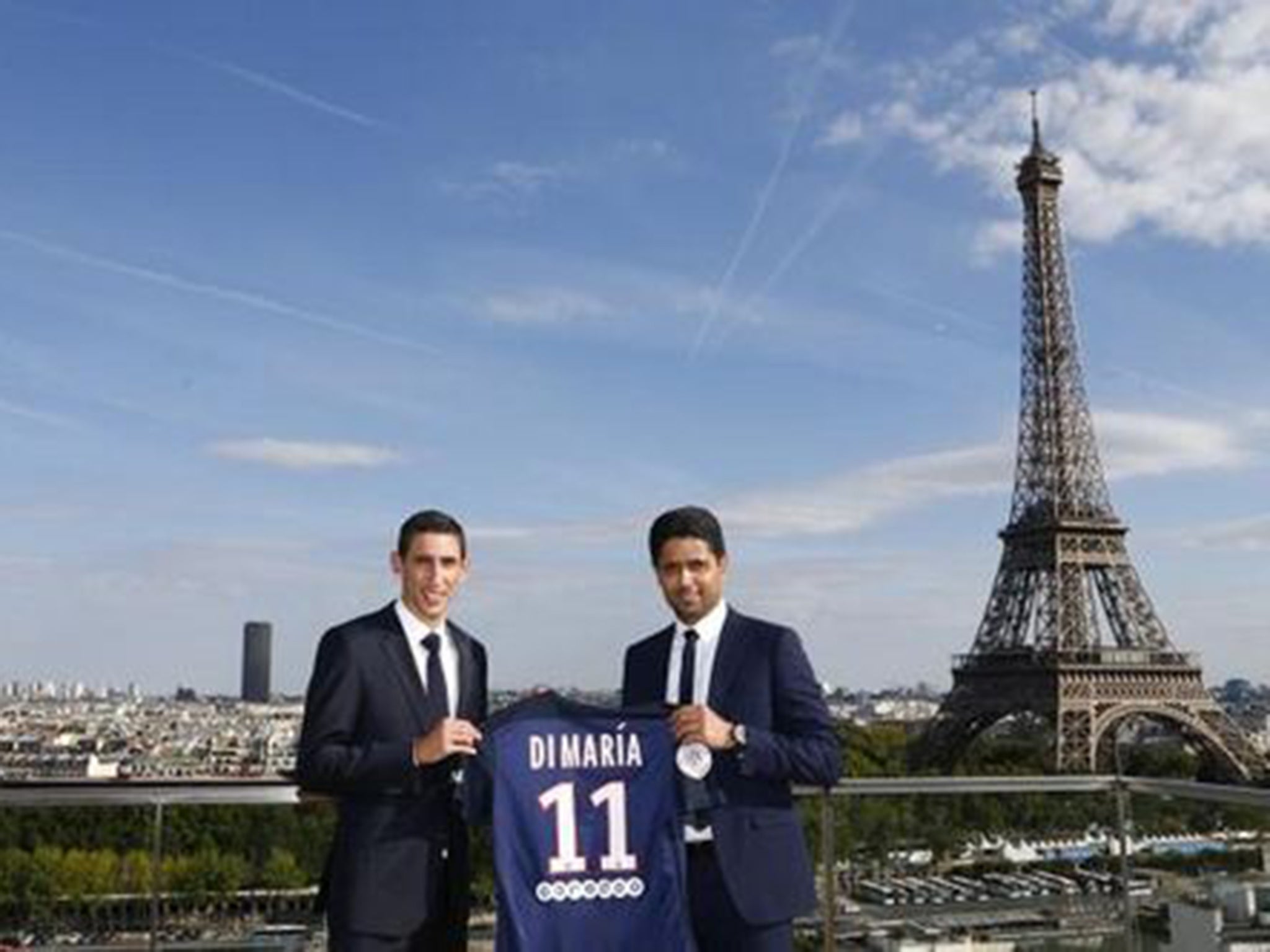Angel Di Maria poses in front of the Eiffel Tower with his PSG shirt