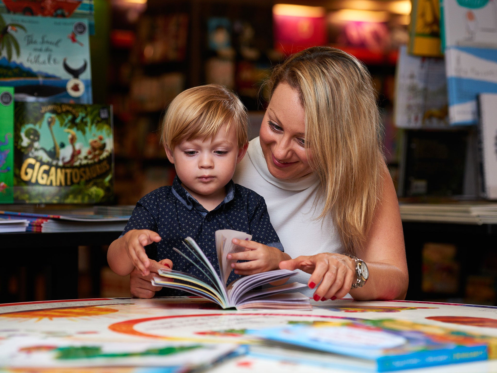 Sofia Saraiva reads a book with her son Leo, 3