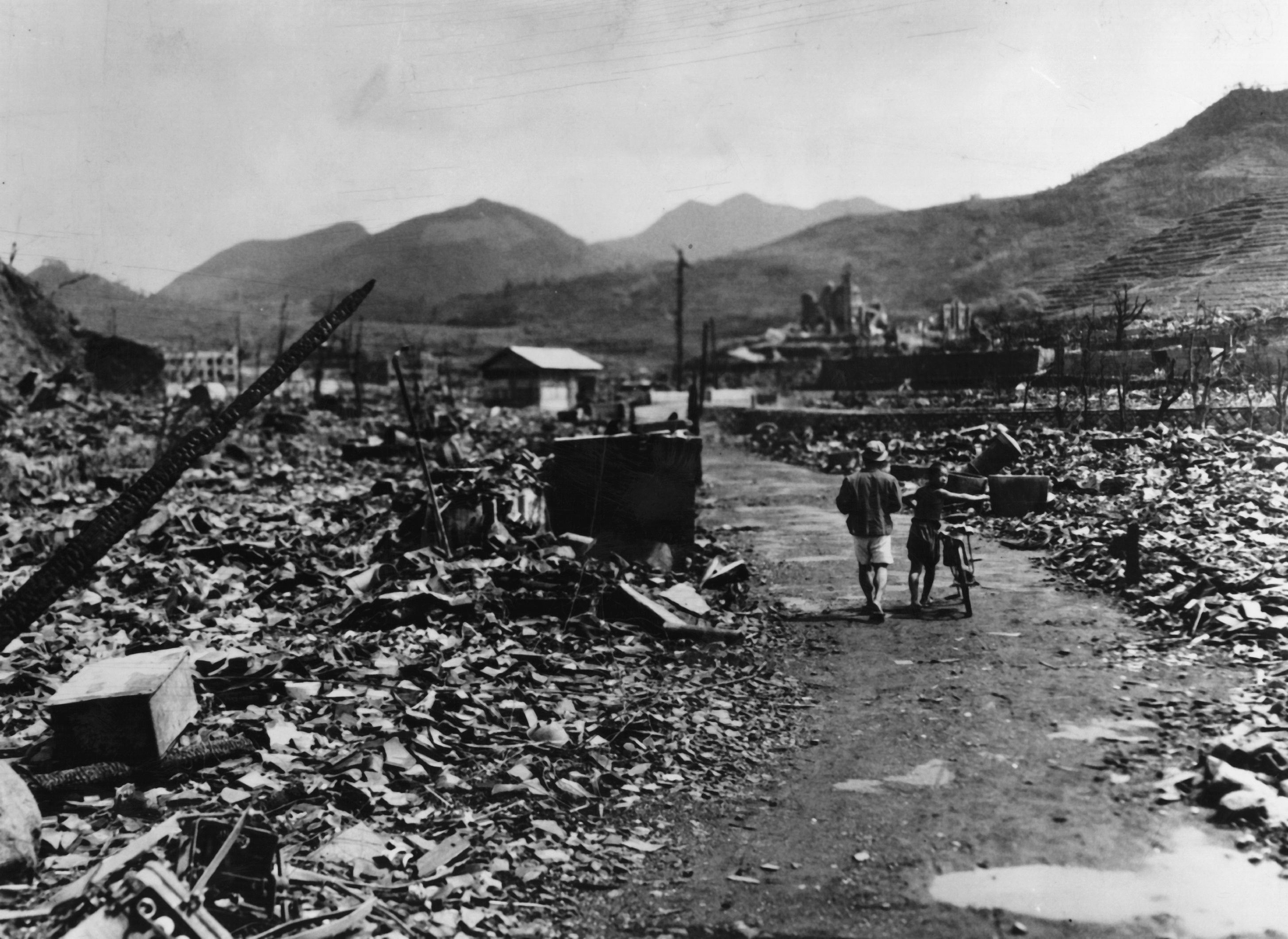 Япония после великой. Япония 1945 Хиросима и Нагасаки.