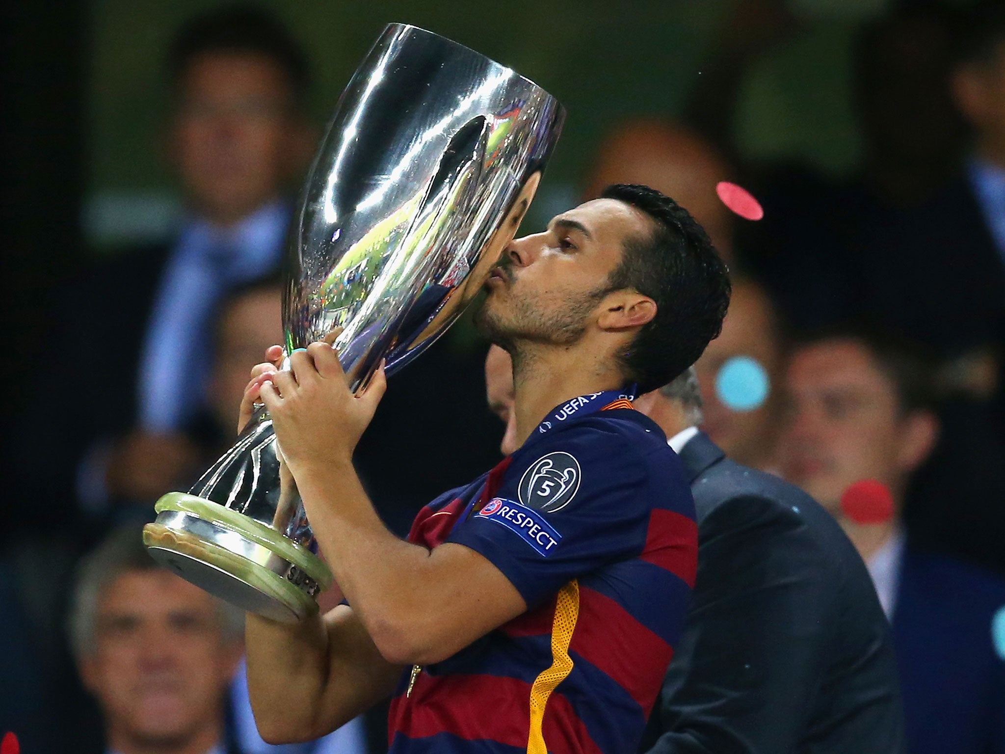 Pedro lifts the Super Cup last night