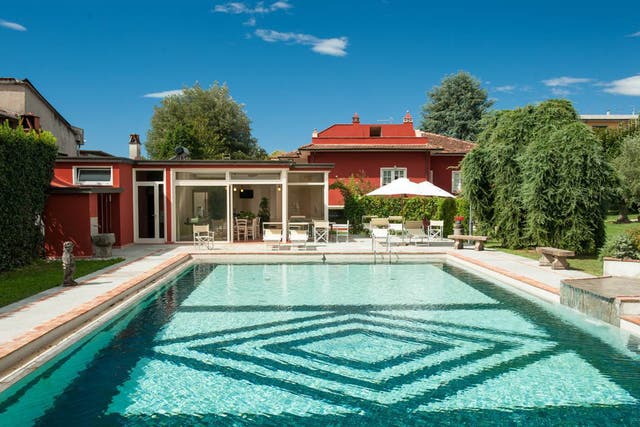There's still time to book a villa stay in Tuscany