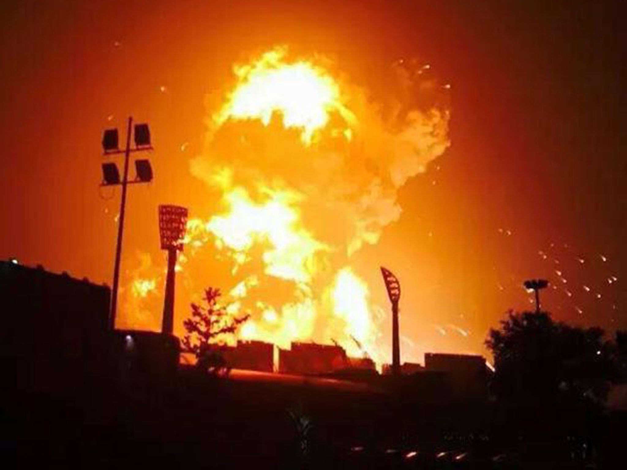 A huge explosion engulfs Tianjin