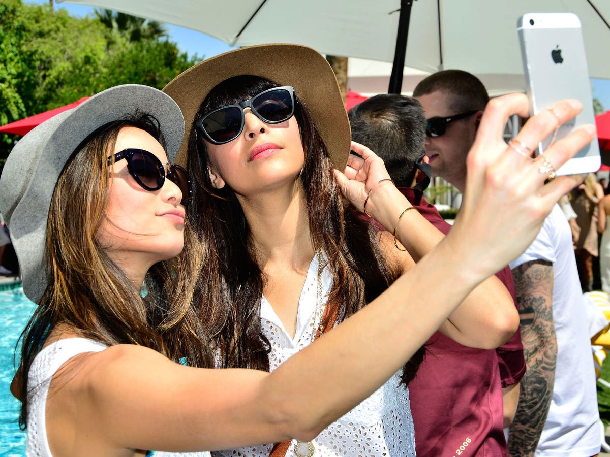 More people have died trying to take a selfie this year than from a shark attack
