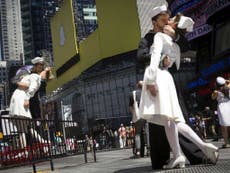 Couples recreate iconic Times Square kiss to mark VJ Day