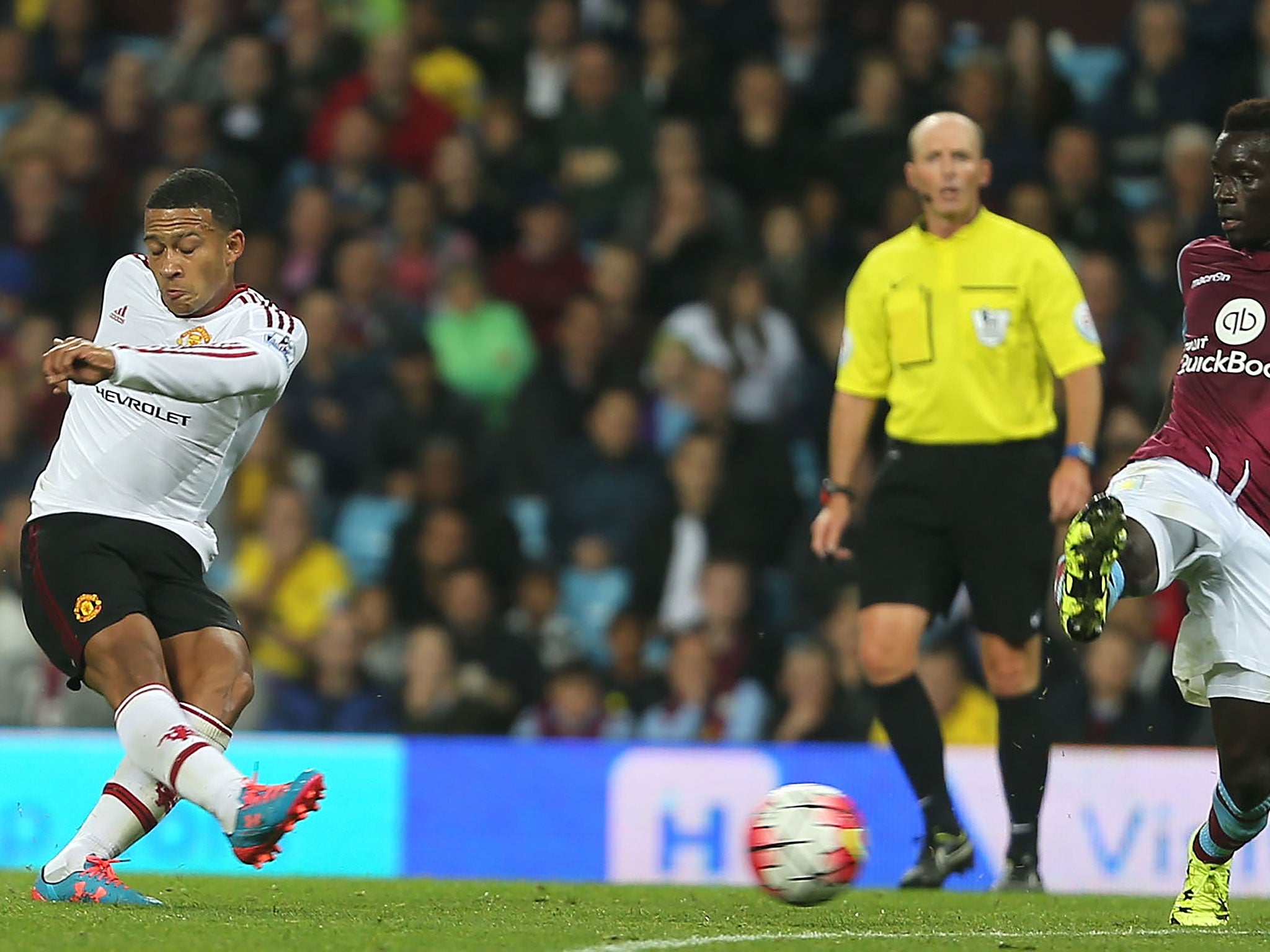 Memphis Depay shoots wide during United's 1-0 win over Villa