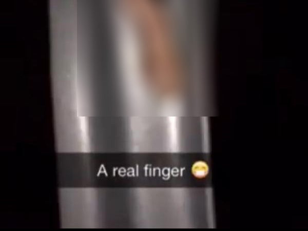 Twitter user jscmatilda captured the girls finger.