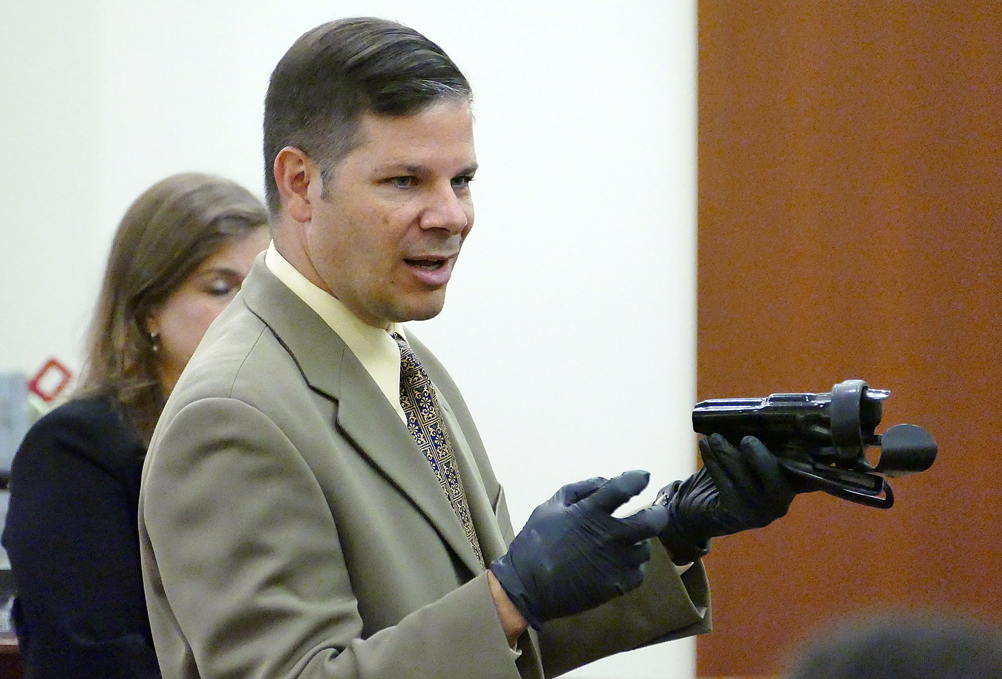 Mike Campagna describes evidence as he testifies during Officer Randall Kerrick's trial. (Davie Hinshaw/The Charlotte Observer via Associated Press)