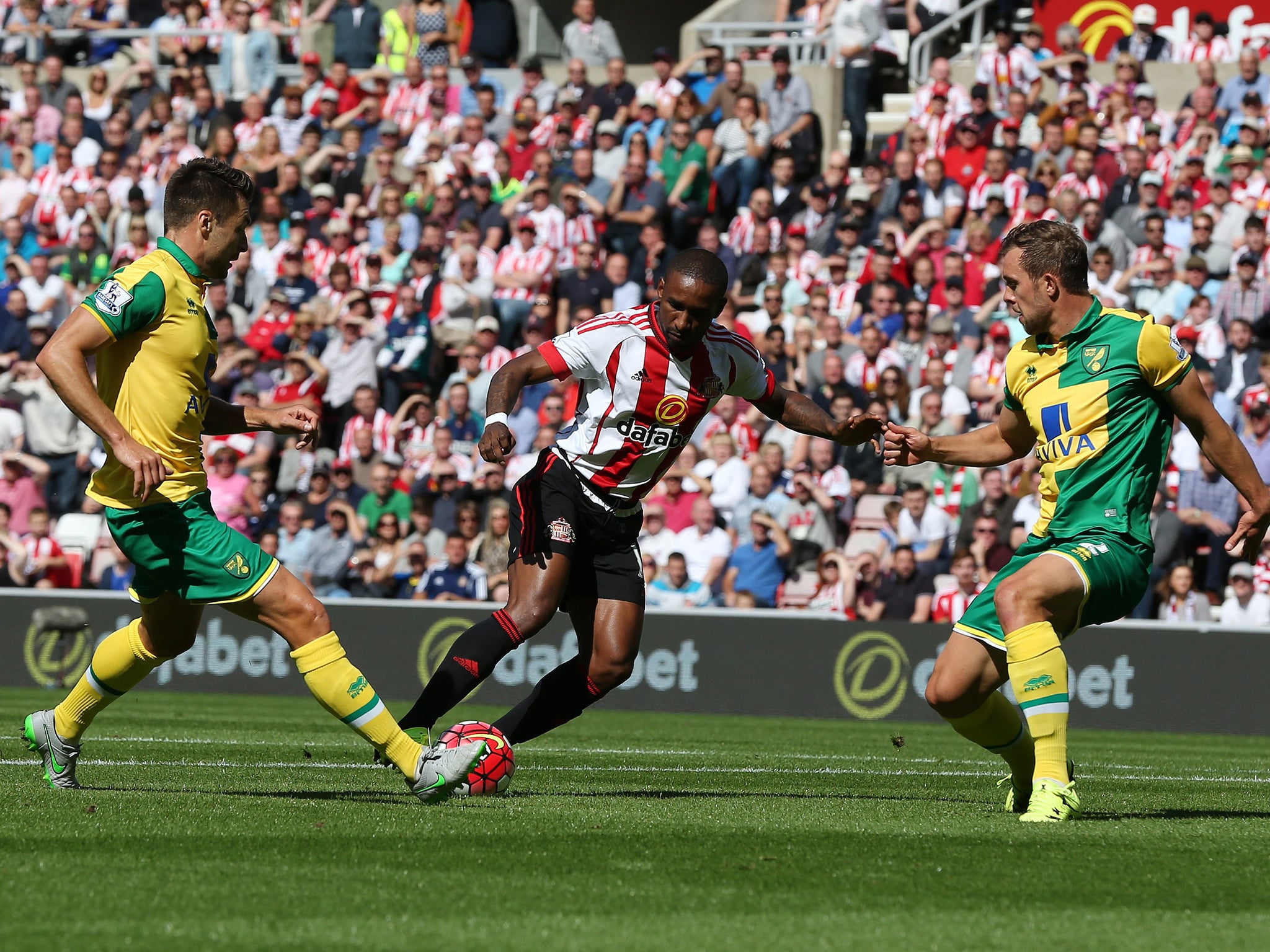 Defoe in action against Norwich