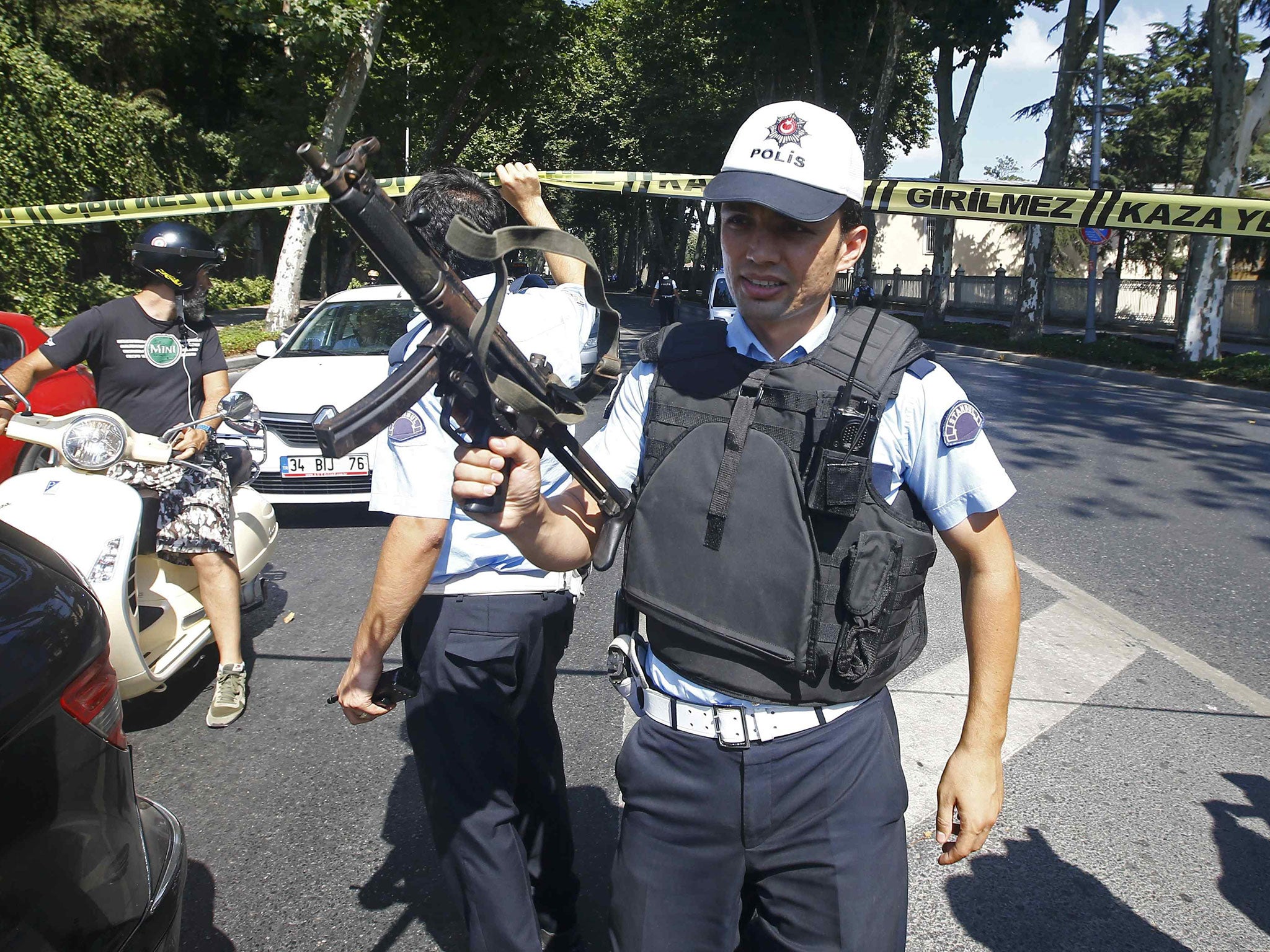 Turkish policemen secure the area after a shooting incident near the entrance to Dolmabahce palace in Istanbul, Turkey, 19 August, 2015